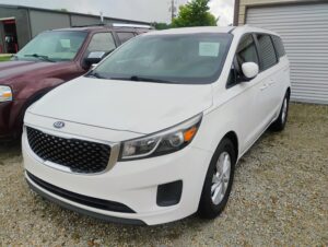 2015 Kia Sedona LX's photo